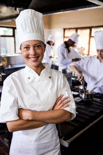 Chef Pie Con Los Brazos Cruzados Cocina Del Hotel — Foto de Stock