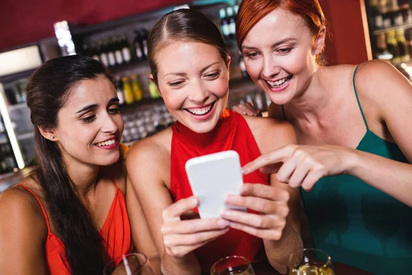 Amici Sesso Femminile Utilizzando Telefono Cellulare Mentre Gode Vino Nel — Foto Stock