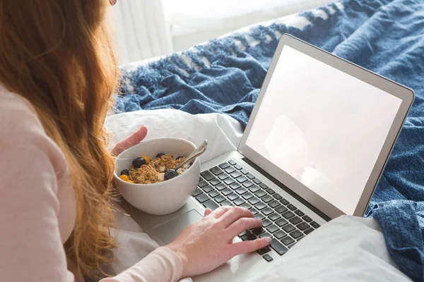 妇女使用笔记本电脑 而在家里的卧室里吃早餐 — 图库照片