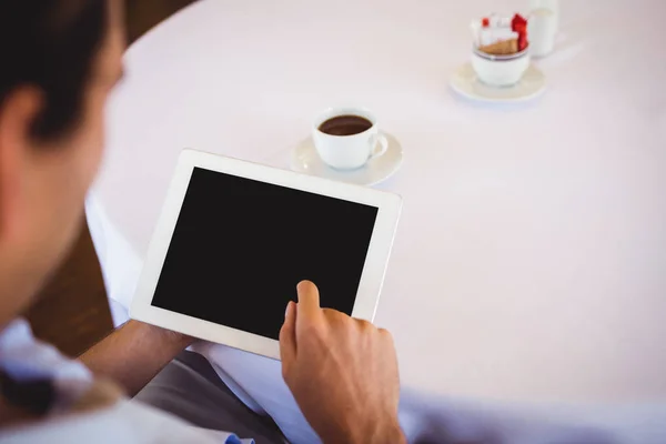 Υψηλή Γωνία Άποψη Του Ανθρώπου Χρησιμοποιώντας Ψηφιακό Tablet Στο Εστιατόριο — Φωτογραφία Αρχείου