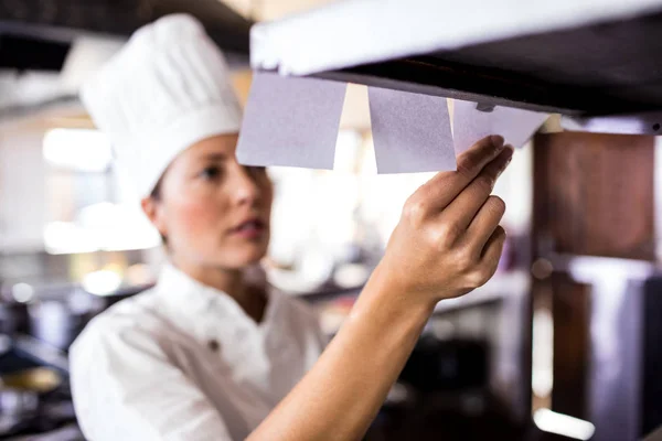 Chef Feminino Olhando Para Lista Pedidos Cozinha Hotel — Fotografia de Stock