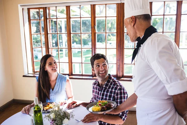 Männlicher Koch Serviert Jungen Paaren Essen Die Einem Restaurant Sitzen — Stockfoto