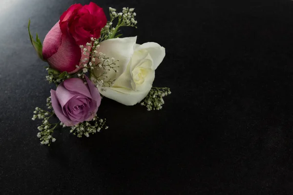 Close Van Roze Bloemen Gerangschikt Zwarte Achtergrond — Stockfoto