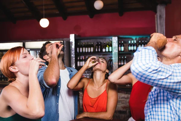 Vrienden Tequila Drinken Aan Tafel Nachtclub — Stockfoto