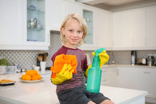 Jongen Houden Van Lap Spray Fles Keuken Thuis — Stockfoto