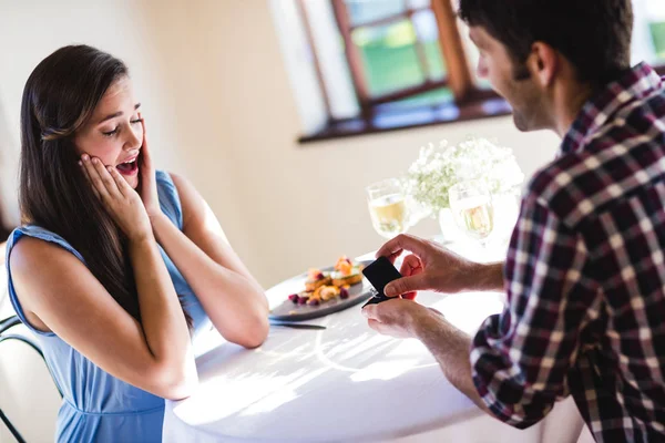 在餐馆向女人求婚的年轻人 — 图库照片