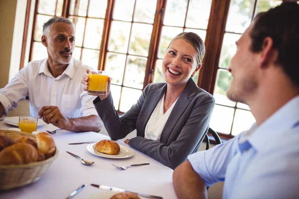 Lächelnde Geschäftsleute Gespräch Restaurant — Stockfoto