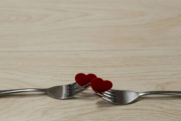 Γκρο Πλαν Καρδιά Σχήμα Διακοσμήσεις Πιρούνια Για Ένα Ξύλινο Τραπέζι — Φωτογραφία Αρχείου