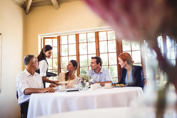 Kellnerin Serviert Essen Auf Dem Tisch Restaurant — Stockfoto