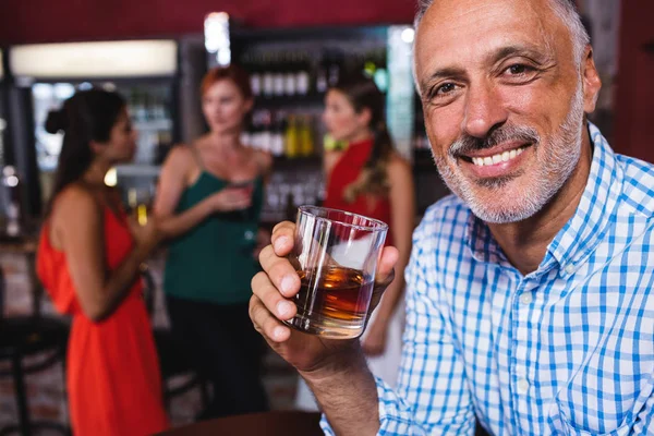 Retrato Del Hombre Disfrutando Del Whisky Club Nocturno — Foto de Stock