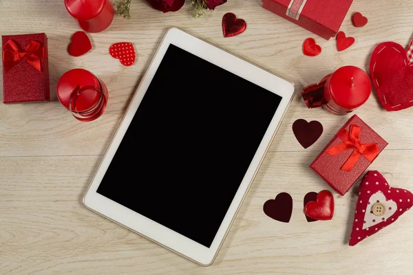 Decoraciones Forma Corazón Regalos Tabletas Digitales Mesa Madera — Foto de Stock