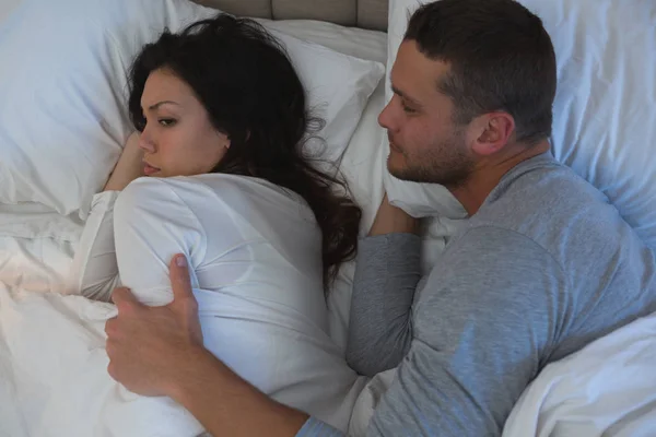 Couple Colère Évitant Mutuellement Dans Chambre Coucher Maison — Photo