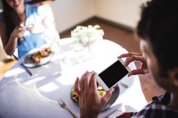 Paar Klickt Auf Foto Eines Essens Auf Dem Teller Restaurant — Stockfoto