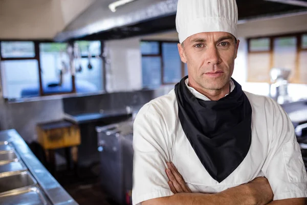 Chef Masculin Debout Avec Les Bras Croisés Dans Cuisine Hôtel — Photo