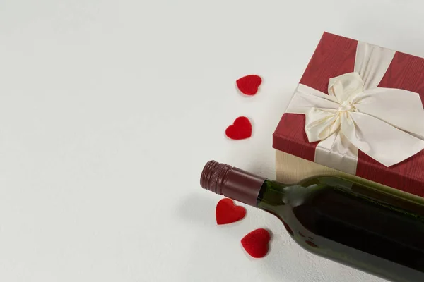 バレンタインのギフトと白い背景の装飾ワインボトルのクローズ アップ — ストック写真