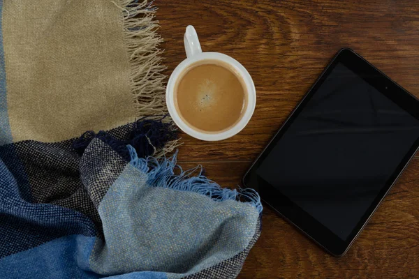 Primo Piano Tablet Digitale Con Coperta Caffè Sfondo Legno — Foto Stock