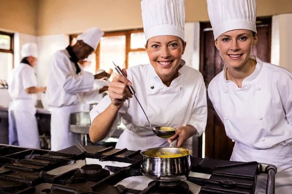 Dos Cocineras Preparan Comida Cocina Del Hotel — Foto de Stock