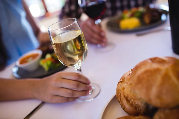 Close Woman Holding Wine Glass Restaurant — Stock Photo, Image