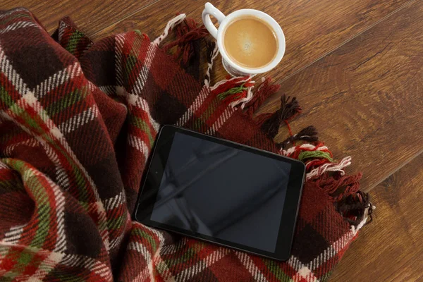 Närbild Digitala Tablett Med Filt Och Kaffe Trä Bakgrund — Stockfoto