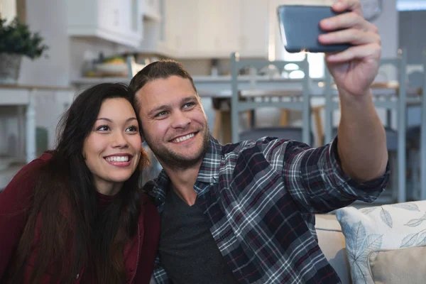 Pareja Tomando Selfie Con Teléfono Móvil Sala Estar Casa —  Fotos de Stock
