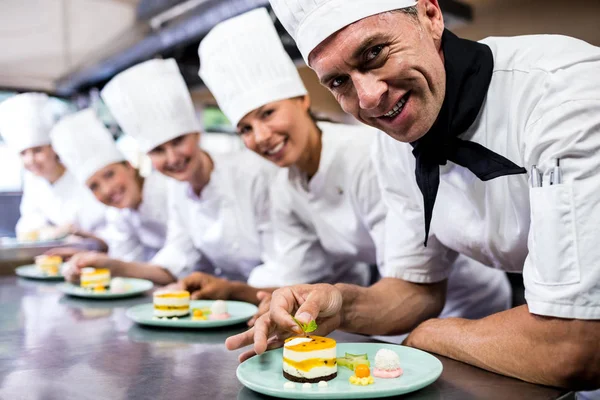 Группа Поваров Собирает Вкусные Десерты Тарелке Отеле — стоковое фото