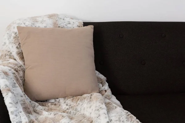 Close Almofada Cobertor Dispostos Sofá — Fotografia de Stock