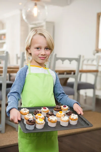 Portret Van Een Jongen Bezit Een Lade Van Muffins Thuis — Stockfoto