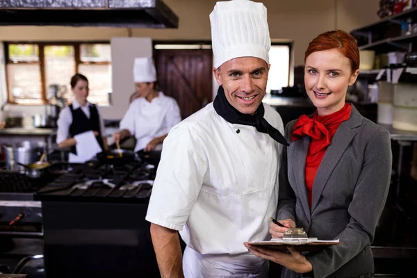 Kvinnlig Chef Och Manliga Chef Skriver Urklipp Köket Hotel — Stockfoto