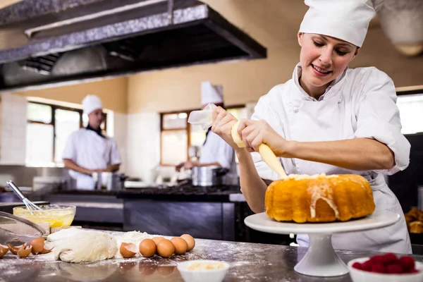 Female Chef Piping Cake Kitchen Hotel — Stock Photo, Image