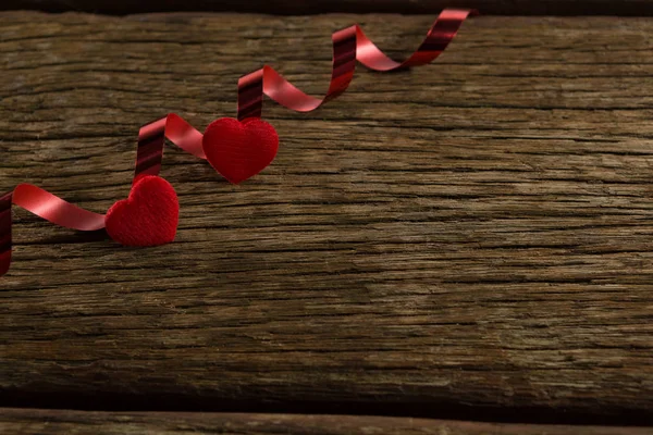 Γκρο Πλαν Καρδιά Σχήμα Διακοσμήσεις Πιρούνια Για Ένα Ξύλινο Τραπέζι — Φωτογραφία Αρχείου