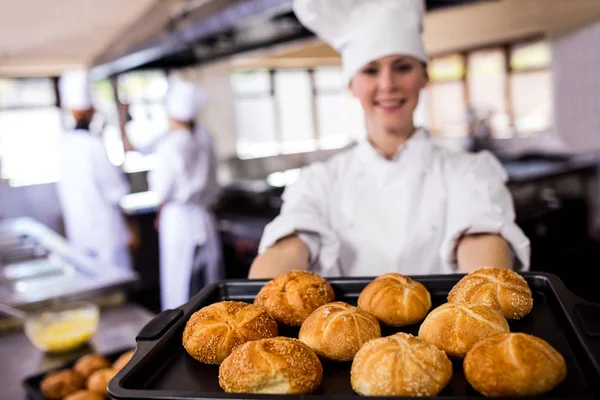 Chef Donne Che Tengono Teglia Rotoli Kaiser Cucina Hotel — Foto Stock