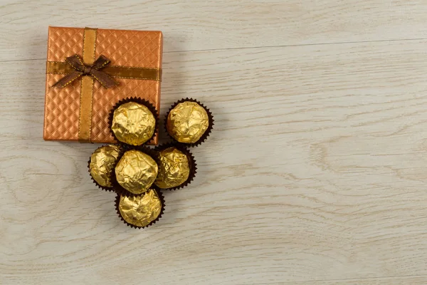 Overhead Von Geschenkbox Und Pralinen Auf Holztisch — Stockfoto