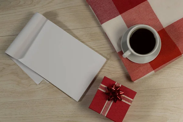 Primer Plano Caja Regalo Bloc Notas Textil Café Negro Mesa — Foto de Stock