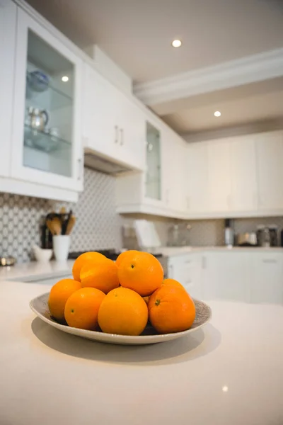 Close Van Verse Sinaasappelen Plaat Thuis — Stockfoto