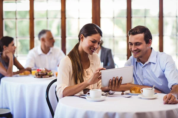 Casal Discutindo Tablet Digital Mesa Restaurante — Fotografia de Stock