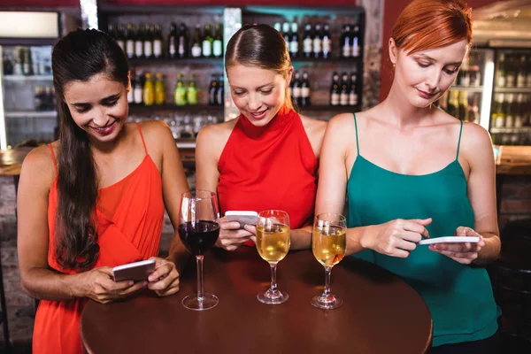 Друзья Женщины Пользуются Мобильным Телефоном Наслаждаясь Вином Ночном Клубе — стоковое фото