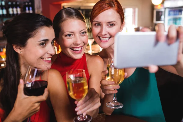 Senyum Teman Teman Perempuan Mengambil Selfie Dengan Gelas Anggur Klub — Stok Foto