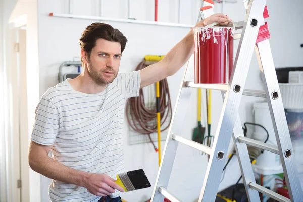 Portrait Peintre Masculin Debout Près Échelle Dans Atelier — Photo