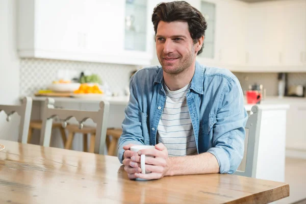 Homem Atencioso Tomando Café Cozinha Casa — Fotografia de Stock