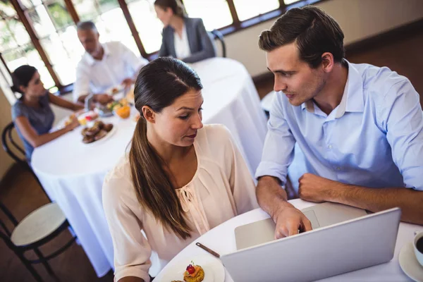 Pár Diskutovat Notebooku Restauraci Stůl — Stock fotografie