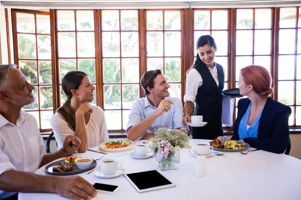 Servitrisen Serverar Kaffe Bordet Restaurangen — Stockfoto