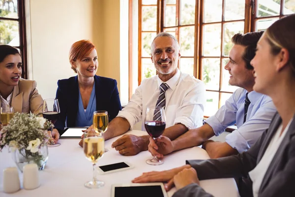 Gente Negocios Hablando Entre Mesa Restaurante — Foto de Stock