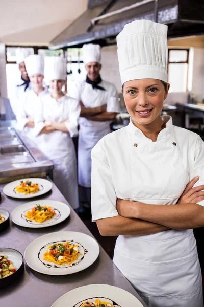 Chef Feminino Com Braços Cruzados Cozinha Hotel — Fotografia de Stock