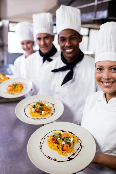 Groep Van Chef Koks Houden Bord Pasta Keuken Het Hotel — Stockfoto