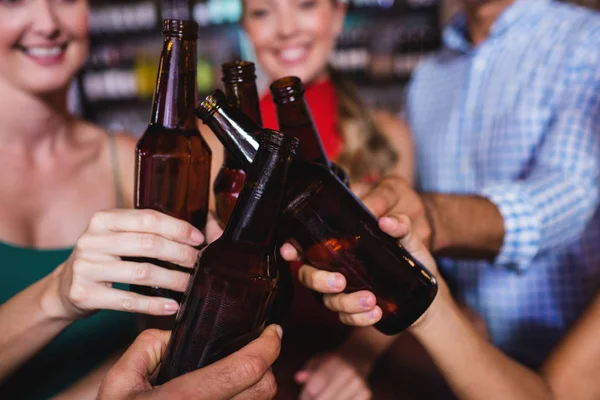 Primer Plano Amigos Tostando Botella Cerveza Club Nocturno — Foto de Stock