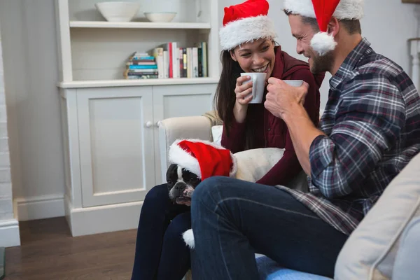 Paar Beim Kaffee Mit Hund Heimischen Wohnzimmer — Stockfoto