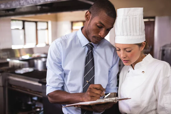 Homme Manager Femme Chef Écrivant Sur Presse Papiers Dans Cuisine — Photo