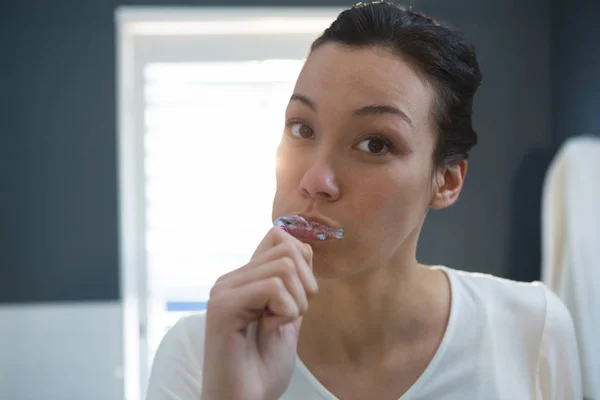 Frau Putzt Sich Hause Badezimmer Die Zähne — Stockfoto