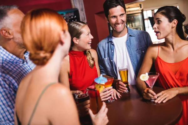 Gruppo Amici Che Godono Drink Tavola Nel Nightclub — Foto Stock