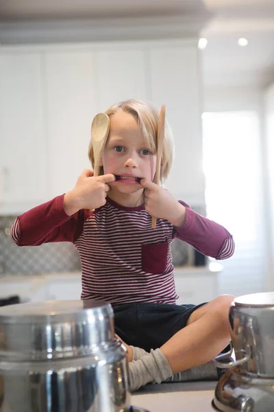Junge Spielt Hause Küche Mit Utensilien — Stockfoto